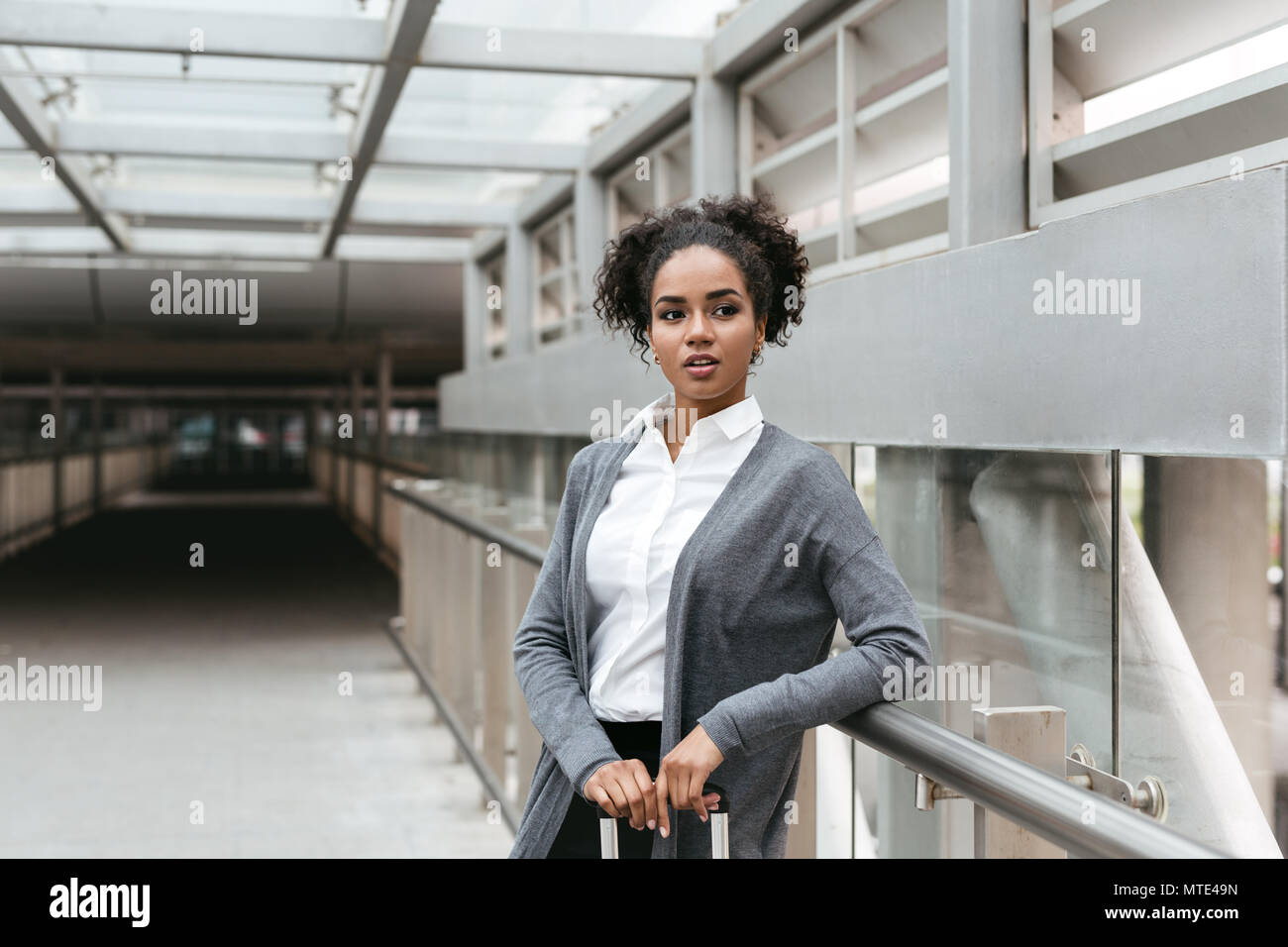 Selbstbewusste Frau stehend im Flur am Bahnhof Stockfoto