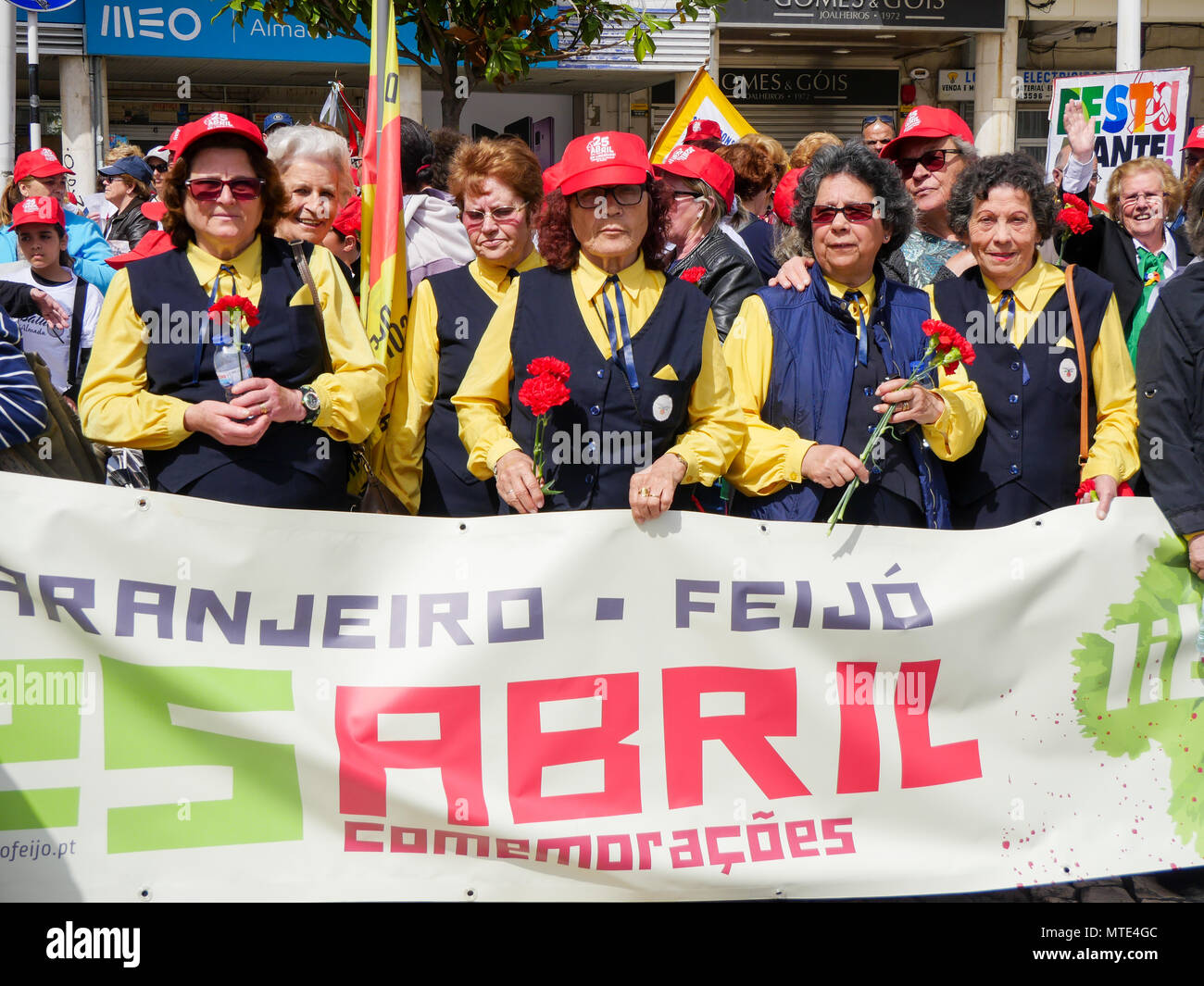 Beliebte Feiern zum 44. Jahrestag des Nelken Revolution, Almada Bezirk, Lissabon, Porthugal Stockfoto