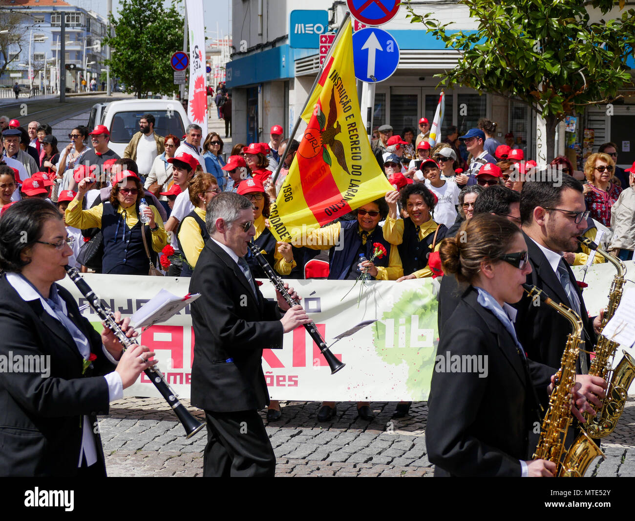 Beliebte Feiern zum 44. Jahrestag des Nelken Revolution, Almada Bezirk, Lissabon, Porthugal Stockfoto