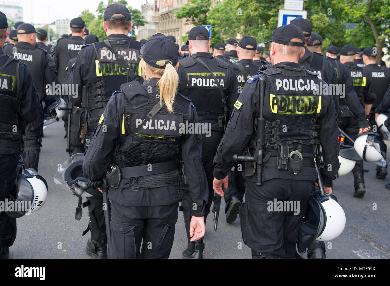 Polnische anti-Bereitschaftspolizei (Oddzialy Prewencji Policji) während des Vierten Dreistadt Gleichstellung März LGBT-Rechte in Danzig, Polen 26. Mai 2018 zu unterstützen. Stockfoto