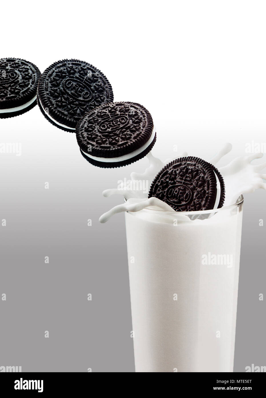 Dunking Oreos in Milch Stockfoto