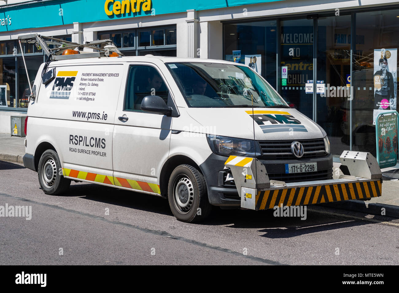 Fahrbahn profiling Fahrzeug außerhalb Centra Supermarkt in Schull, West Cork, Irland geparkt. Stockfoto