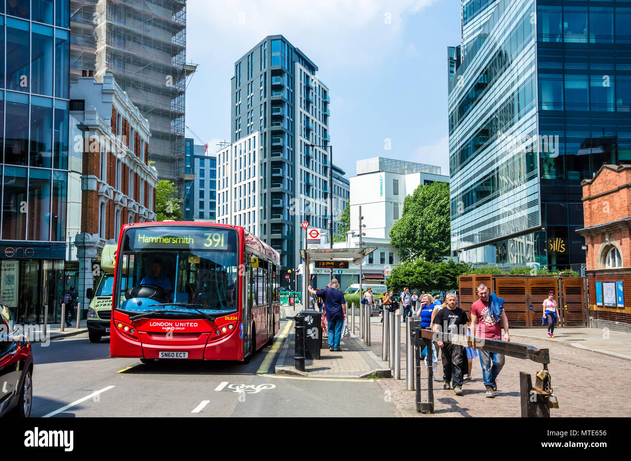Ein roter Bus vorbeifährt Hammersmith Station Hammersmith Broadway in London. Stockfoto