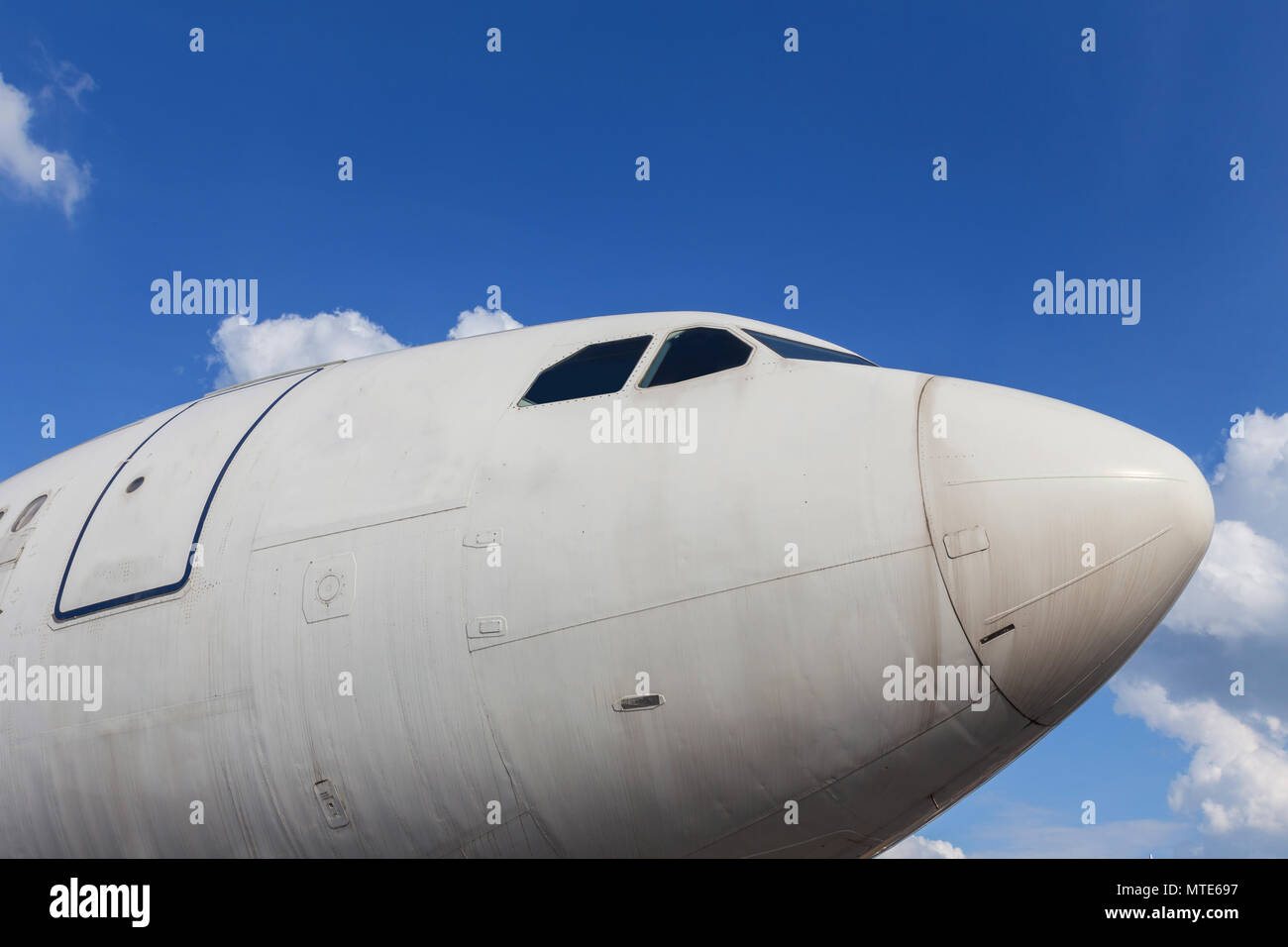 Ein Verkehrsflugzeug Cockpit von unten Stockfoto
