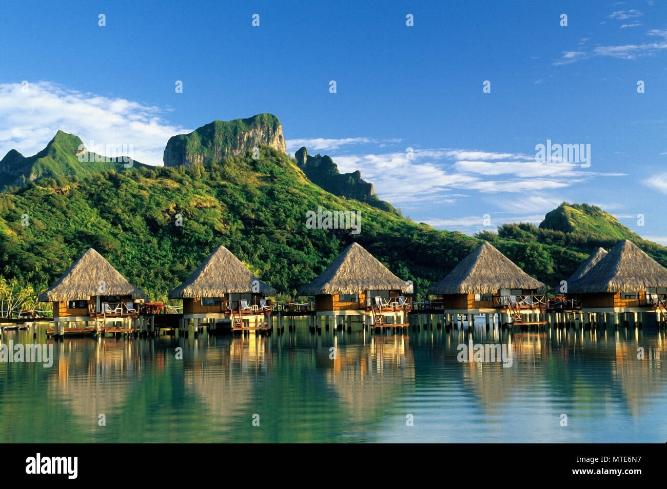 Moana Beach Park Royal Hotel, über Wasser Bungalows, Lagune, Matira Point, Bora Bora. Stockfoto
