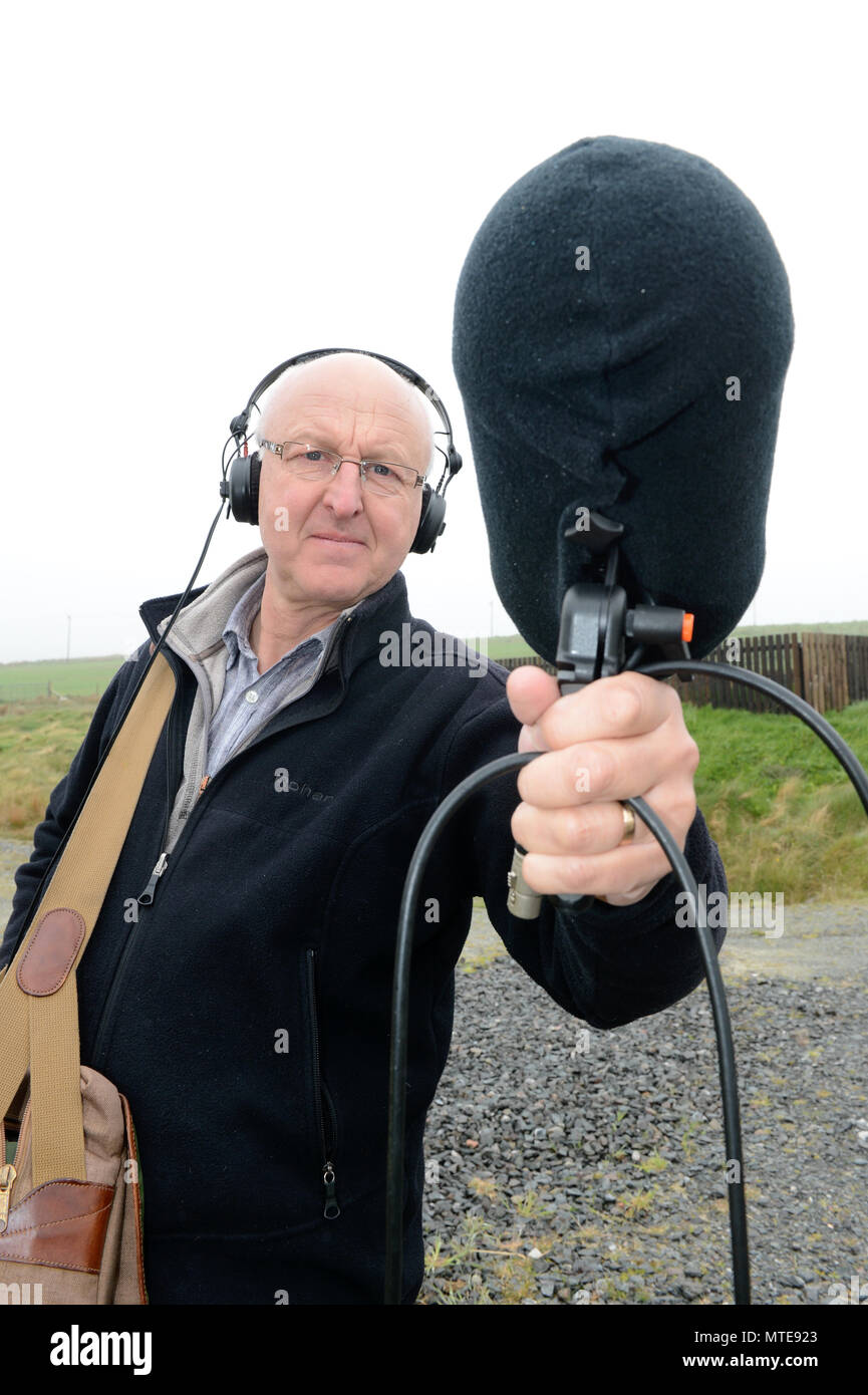 Chris Watson ist ein sound recordist, die in der natürlichen Geschichte spezialisiert und hat für die BBC hier hält er ein Mikrofon mit Kopfhörer aufgezeichnet Stockfoto