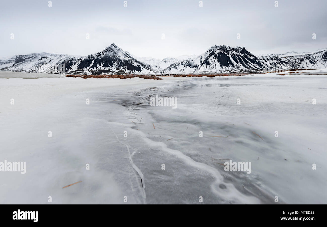 Eisige Landschaft, vulkanischen schwarzen Berge mit Schnee, Vesturland, West Island, Island Stockfoto
