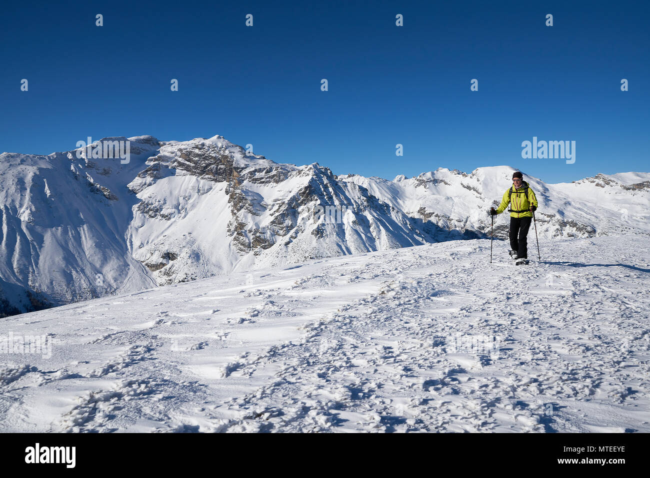 Obernberger Tribulaun im Winter mit Schneeschuhen Wanderer, Obernberg, Tirol, Österreich Stockfoto