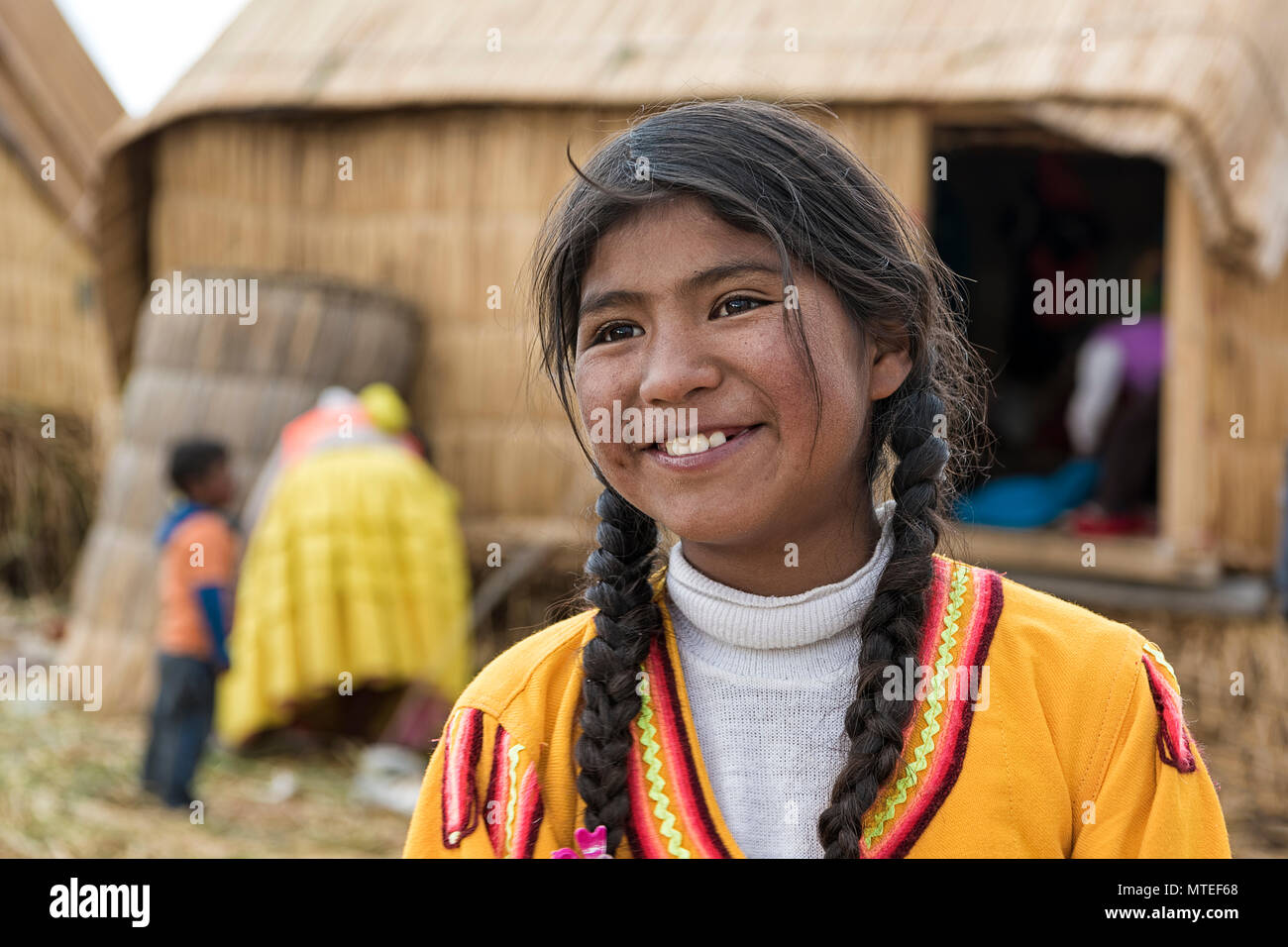 Lokale Mädchen lacht, Porträt, Stamm der Urus, Titicacasee, Puno Region, Peru, Südamerika Stockfoto