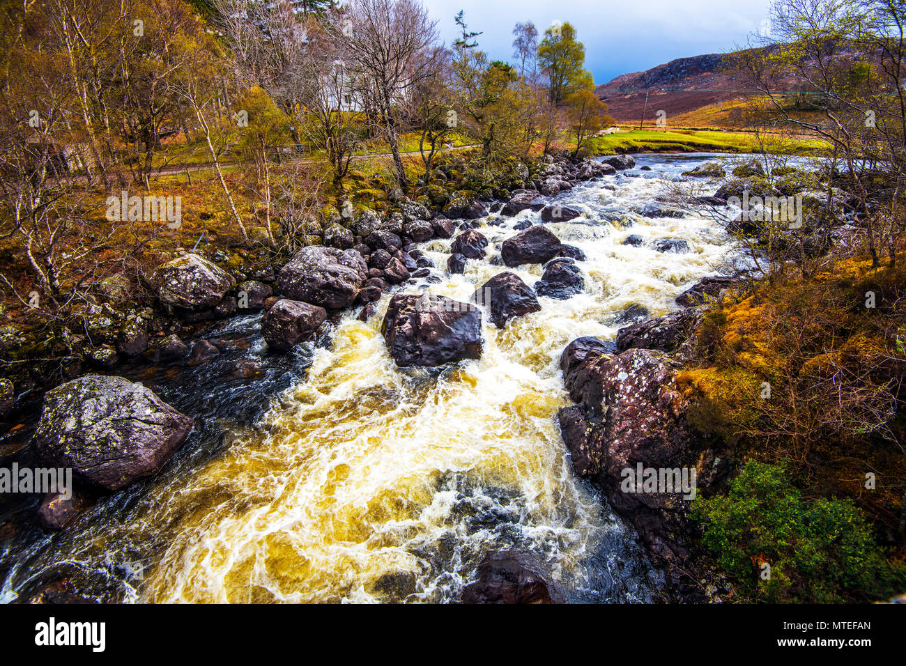 Panoramablick Auf Das Poster Mit Einem Wunderschonen Schottischen Fluss In Vollem Durchfluss Kaskadierung Uber Felsige Rapids Stockfotografie Alamy
