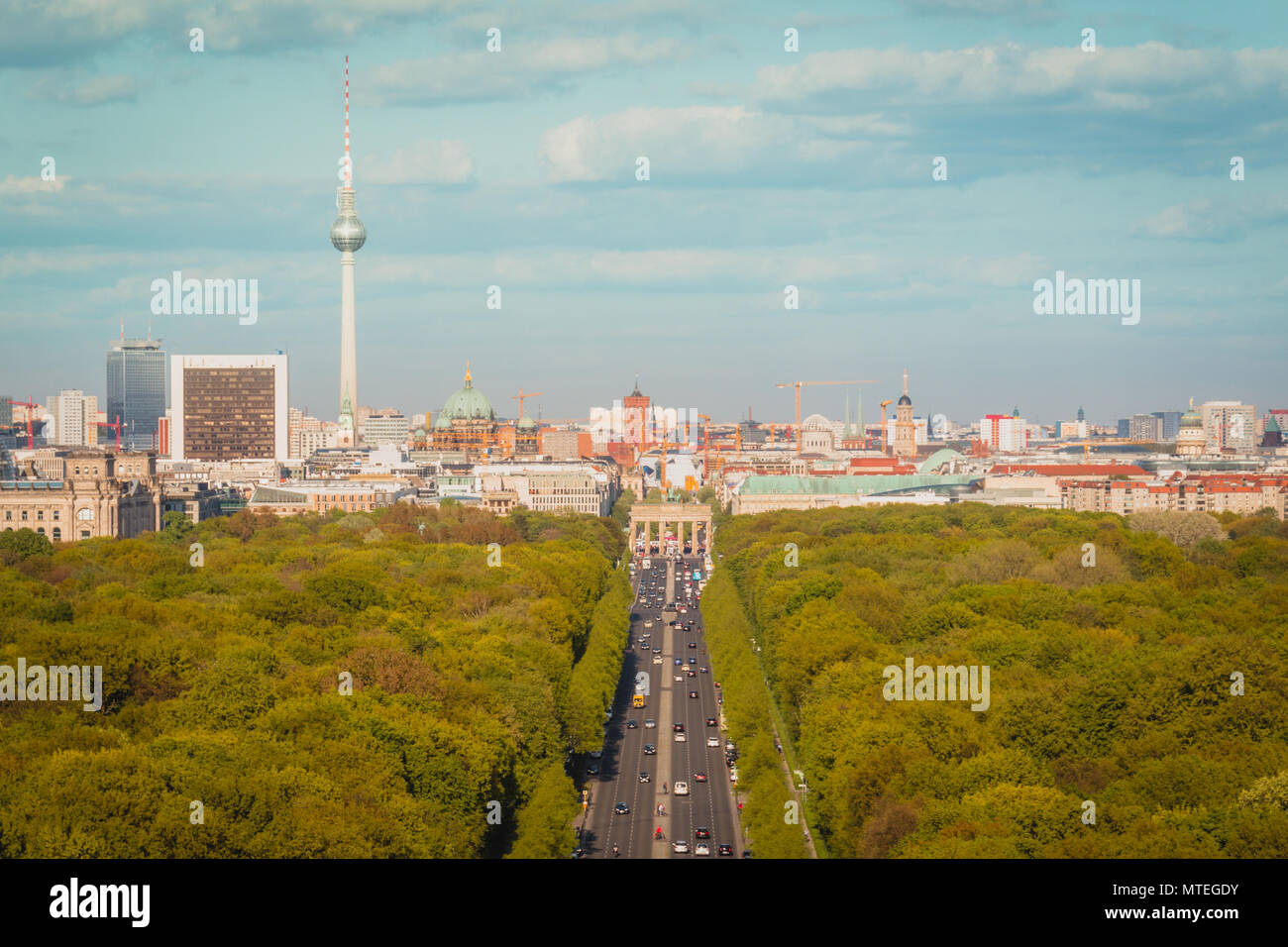 Berliner Skyline Antenne - Brandenburger Tor, Reichstag, Fernsehturm und dem Roten Rathaus Stockfoto