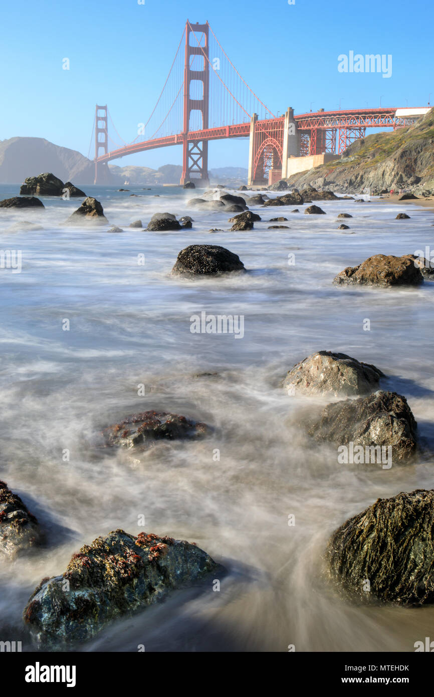 Blick auf die Golden Gate Bridge aus robustem Marshall Strand bei Flut. Stockfoto