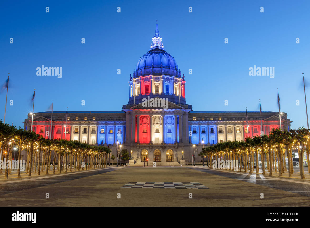 San Francisco Rathaus beleuchtet in Memorial Day Farben. Stockfoto