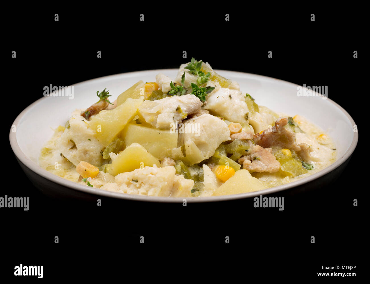 Eine Schüssel chowder von Pollack Pollachius pollachius, gemacht, gewürfelten Speck, Kartoffeln, Sellerie, Mais, Zwiebeln, Sahne, Fischbestände und flav Stockfoto