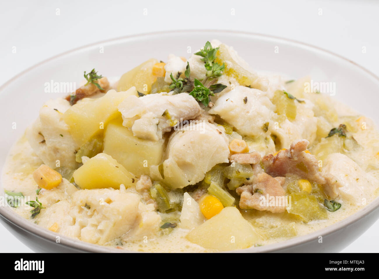 Eine Schüssel chowder von Pollack Pollachius pollachius, gemacht, gewürfelten Speck, Kartoffeln, Sellerie, Mais, Zwiebeln, Sahne, Fischbestände und flav Stockfoto