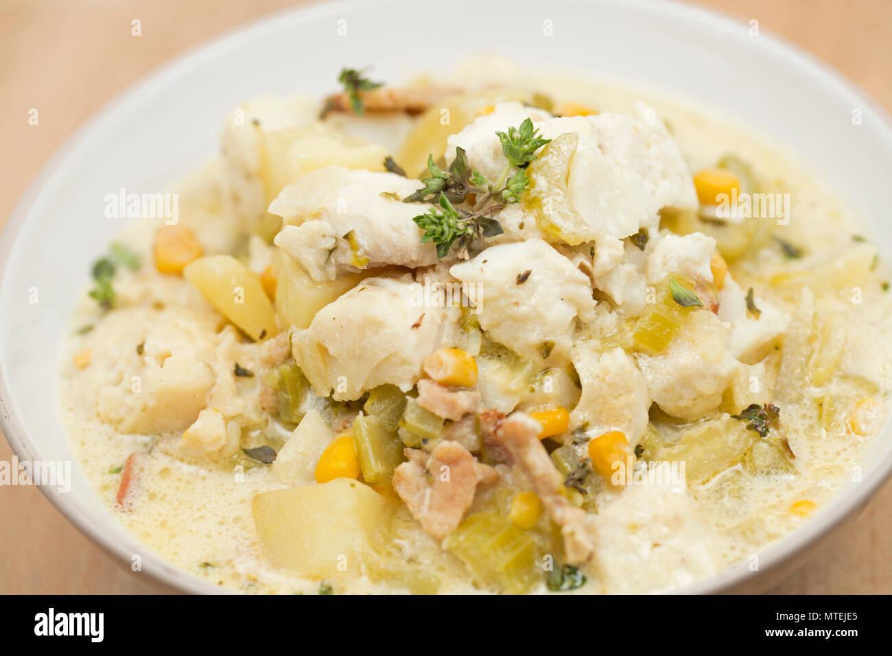 Eine Schüssel chowder von Pollack Pollachius pollachius, gemacht, gewürfelten Speck, Kartoffeln, Sellerie, Mais, Zwiebeln, Sahne, Fischbestände und flav Stockfoto