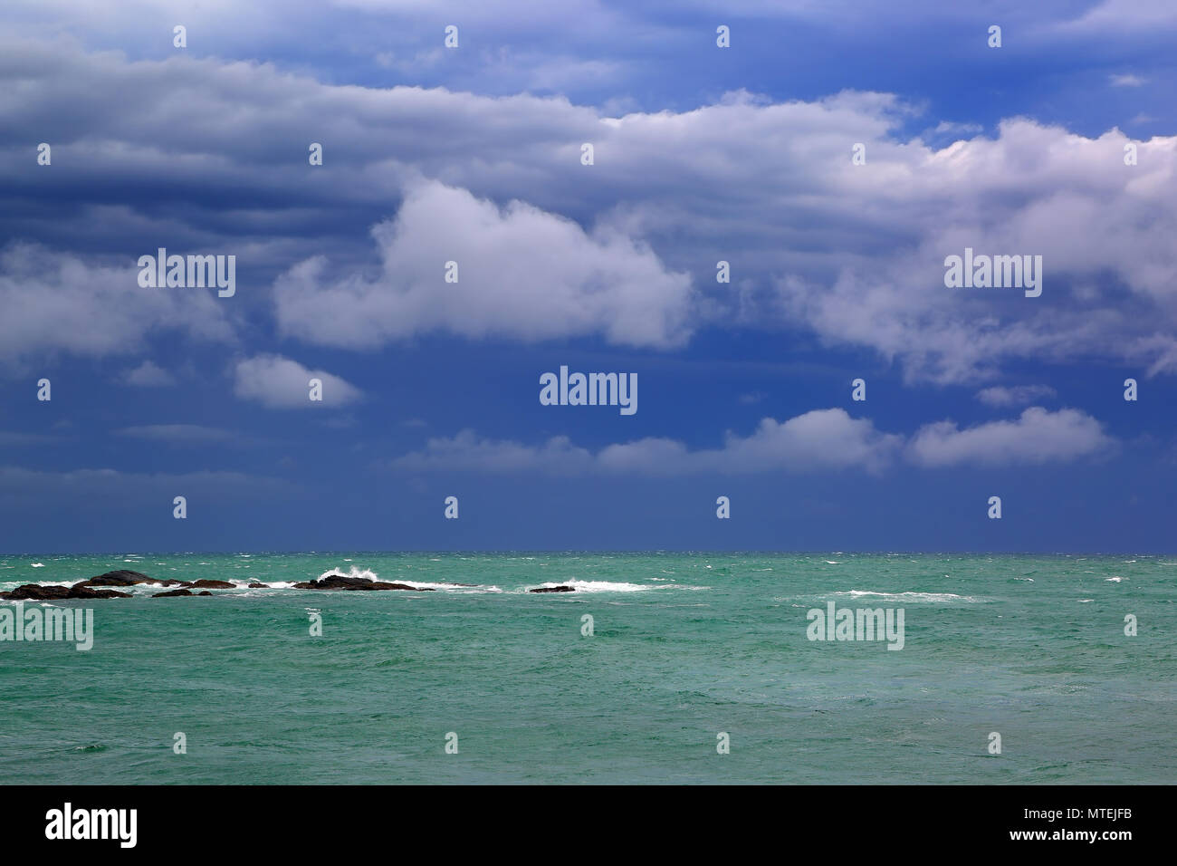 Stürmische Meer Landschaft über felsige Küste Stockfoto