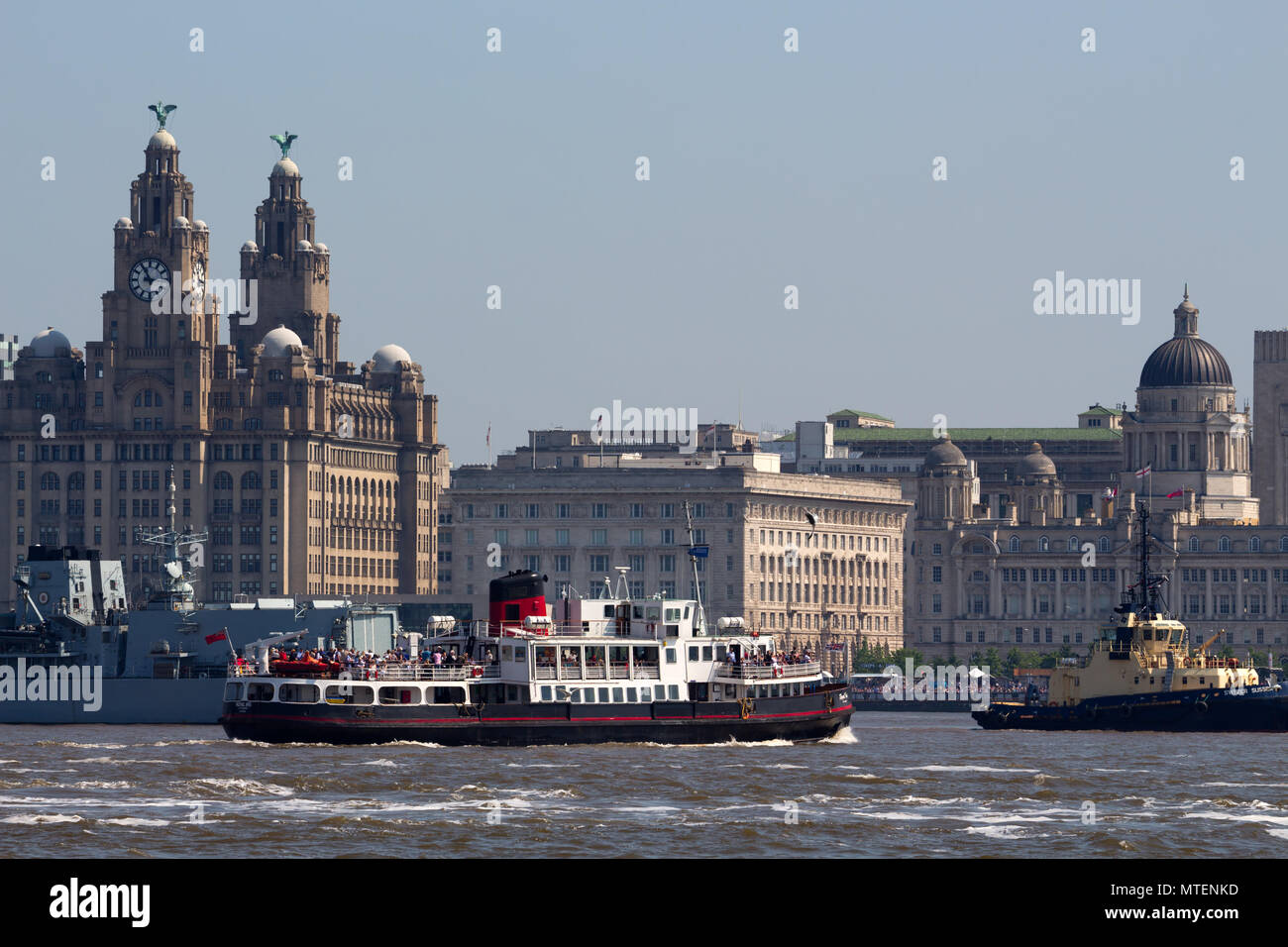 Die mersey Fähre Royal Iris segeln vorbei an der Leber Gebäude auf dem Mersey Liverpool UK. Stockfoto