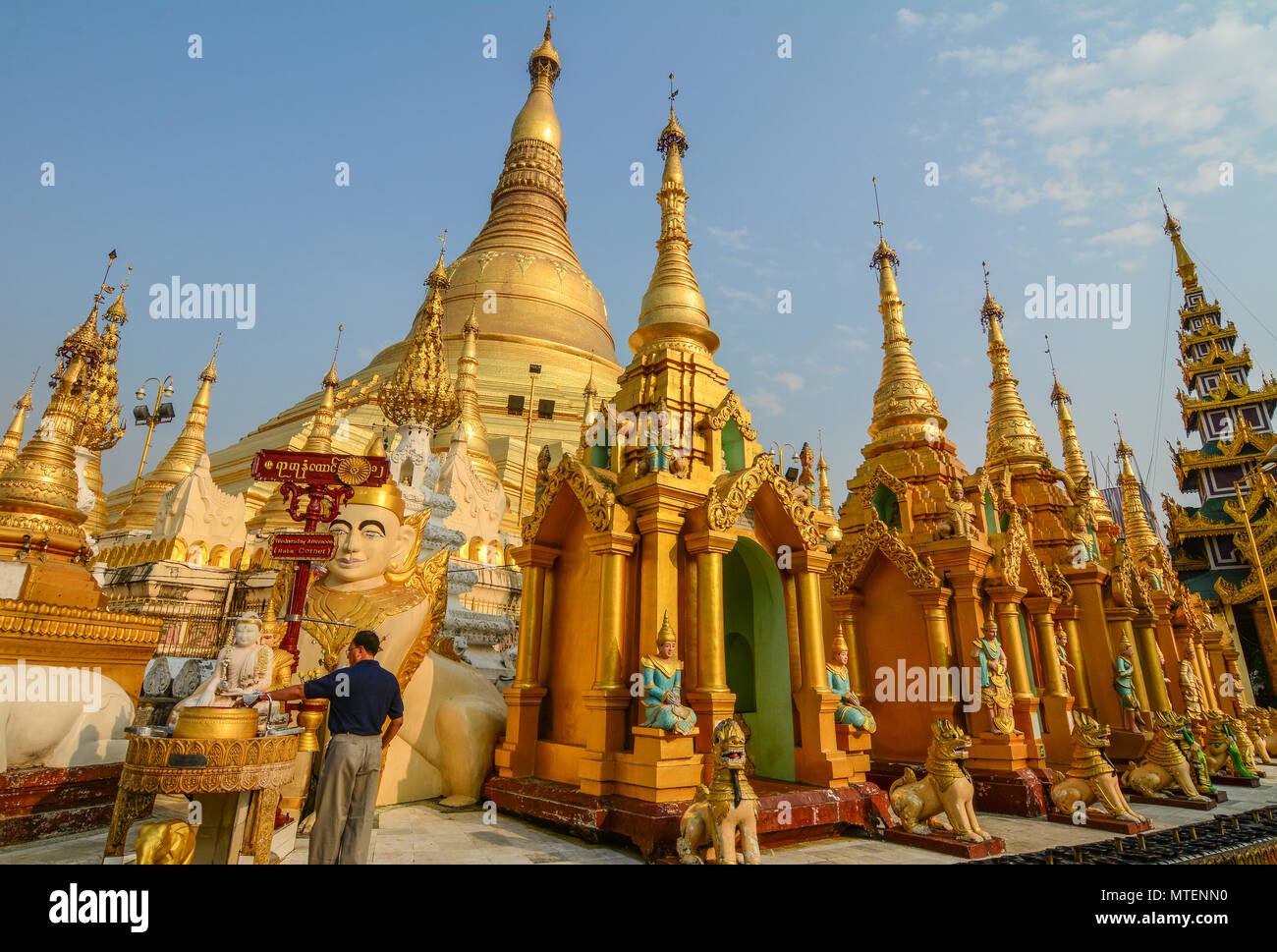 Yangon, Myanmar - Mar 26, 2016. Ansicht der Shwedagon Pagode in Yangon, Myanmar. Shwedagon ist das berühmteste Wahrzeichen von Yangon. Stockfoto