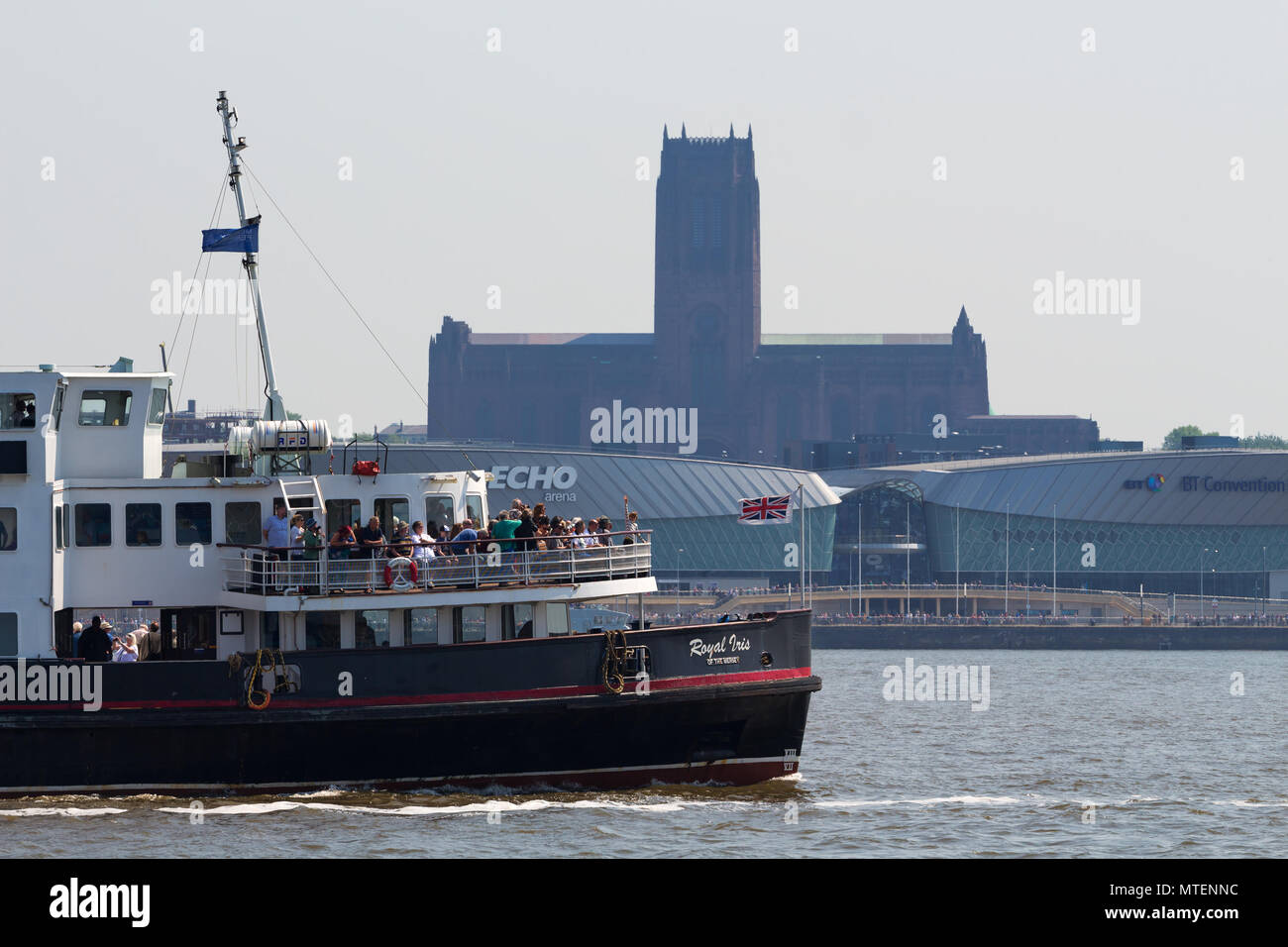 Die mersey Fähre Royal Iris Segeln auf dem Mersey Liverpool UK mit Liverpool Cathedral im Hintergrund Stockfoto