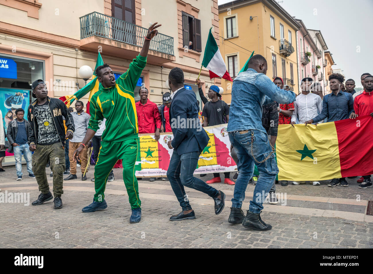 Gruppe der afrikanischen Einwanderer aus Senegal, am 15. April 2018, Corso Mazzini in Sibari, Kalabrien, Italien Stockfoto
