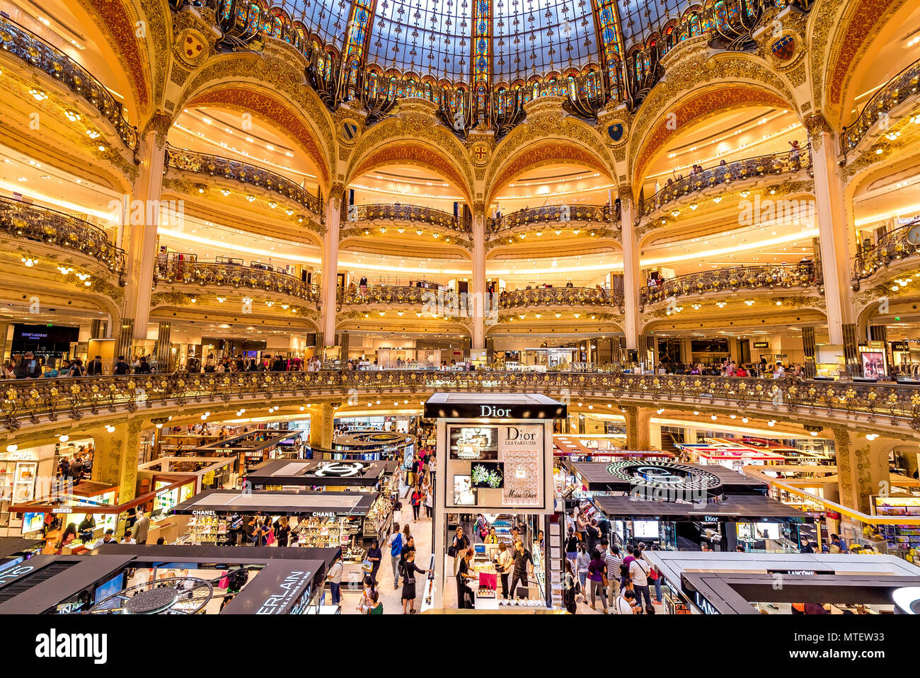 Die eindrucksvolle und schöne Galerien Lafayette in Paris, Frankreich Stockfoto