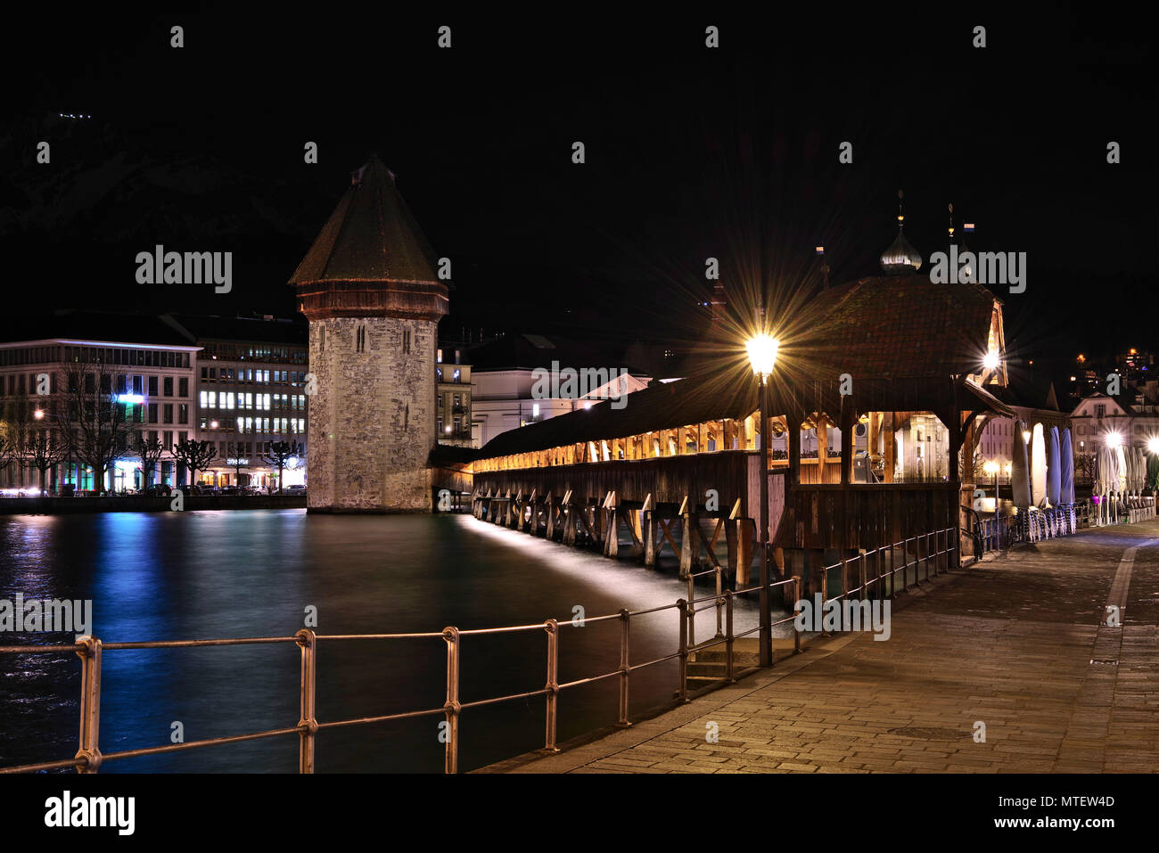 Kapelle Brücke bei Nacht Stockfoto