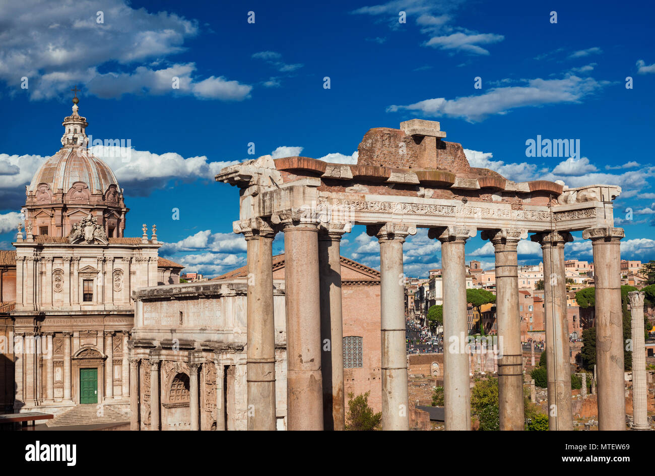 Heidentum und Christentum in Rom. Antike Tempel und barocke Kirche stehen im Forum Romanum. Stockfoto