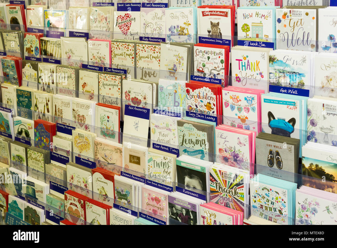 Eine Vielzahl von Grußkarten für den Verkauf in einem Shop, England, Vereinigtes Königreich Stockfoto