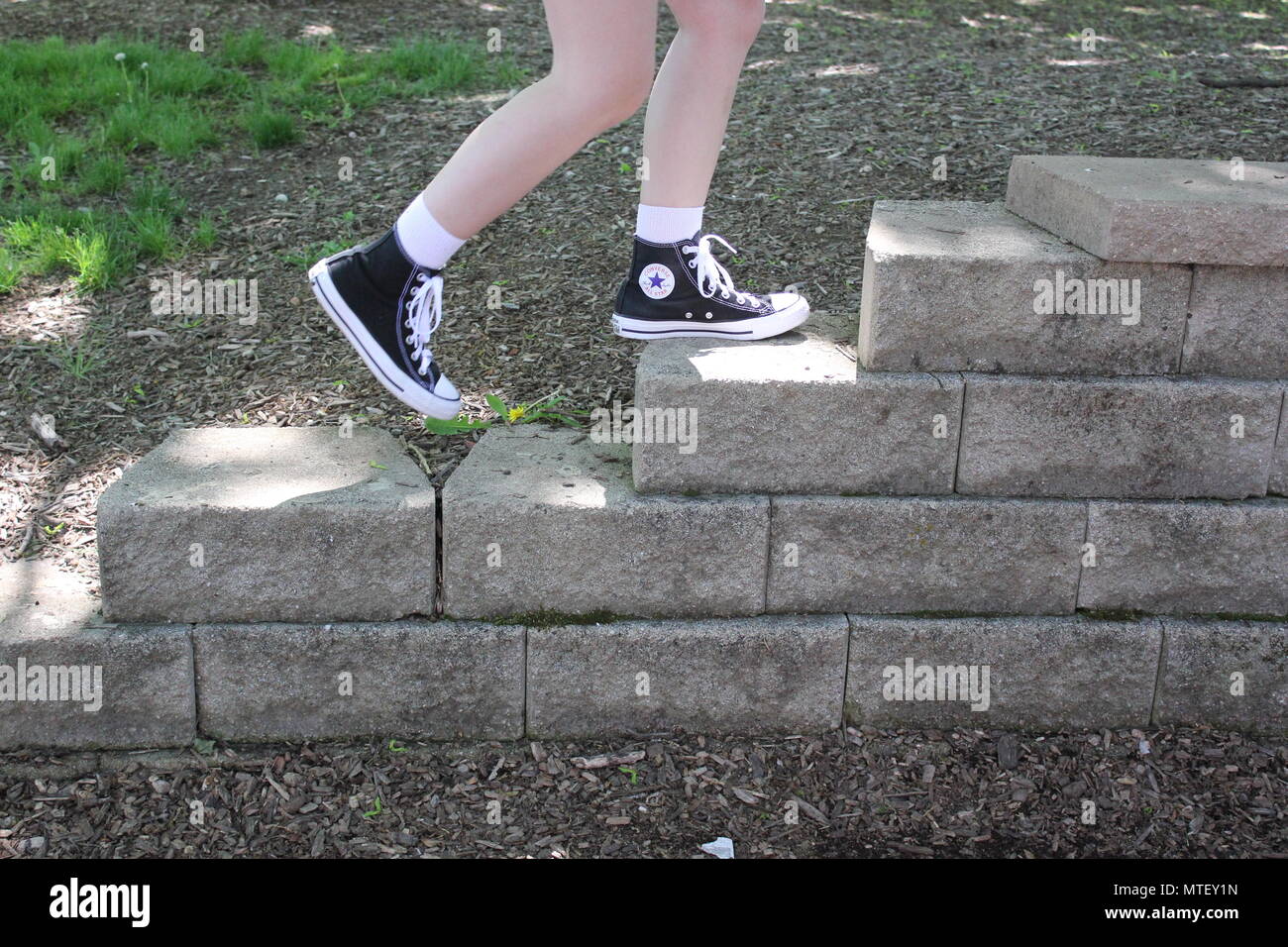 Black converse white socks clearance