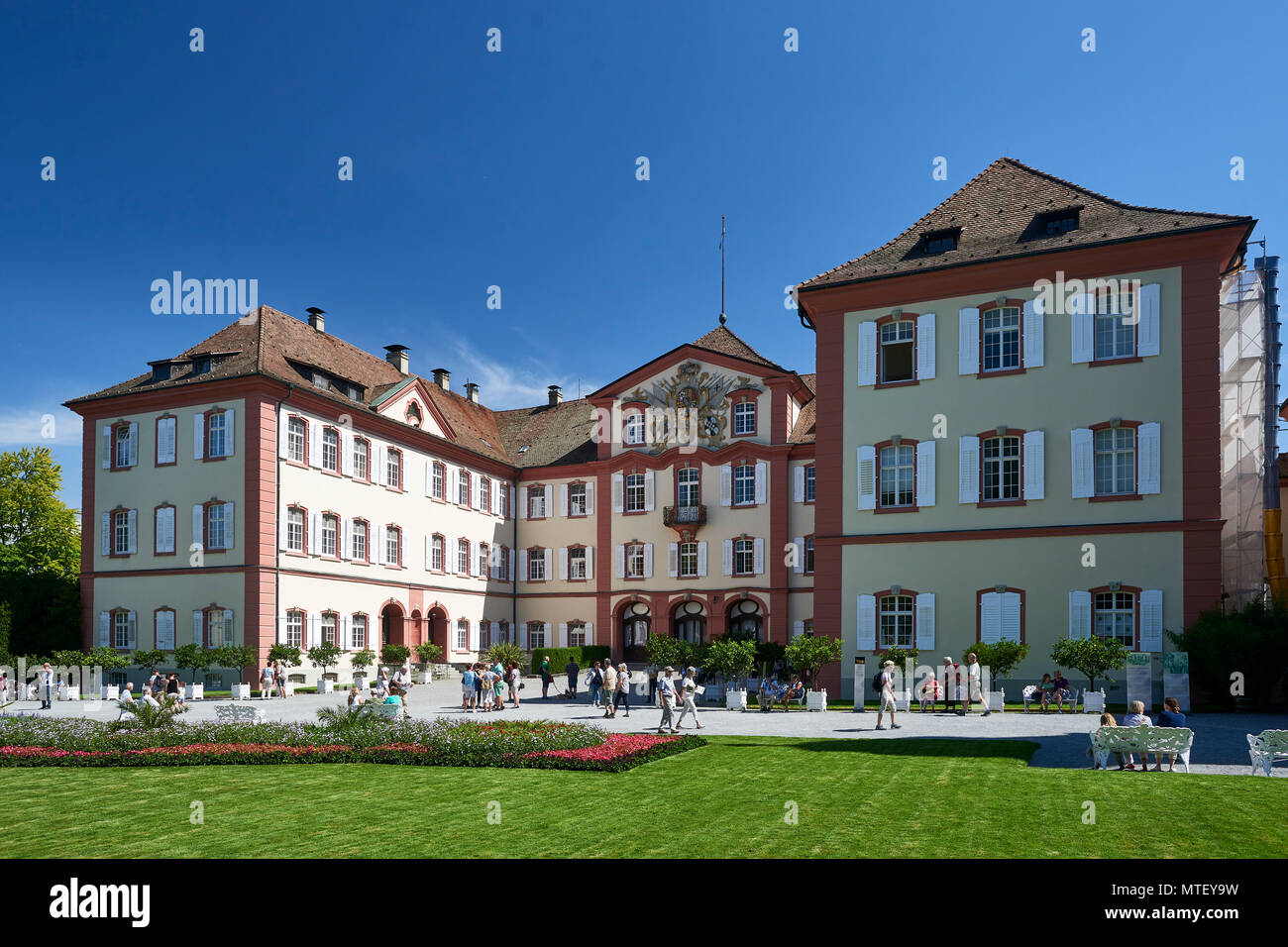 Schloss Mainau, auf der Insel Mainau, Konstanz, Blick auf den Innenhof und die Eingang, Sonne, blauer Himmel und grünen Rasen Stockfoto