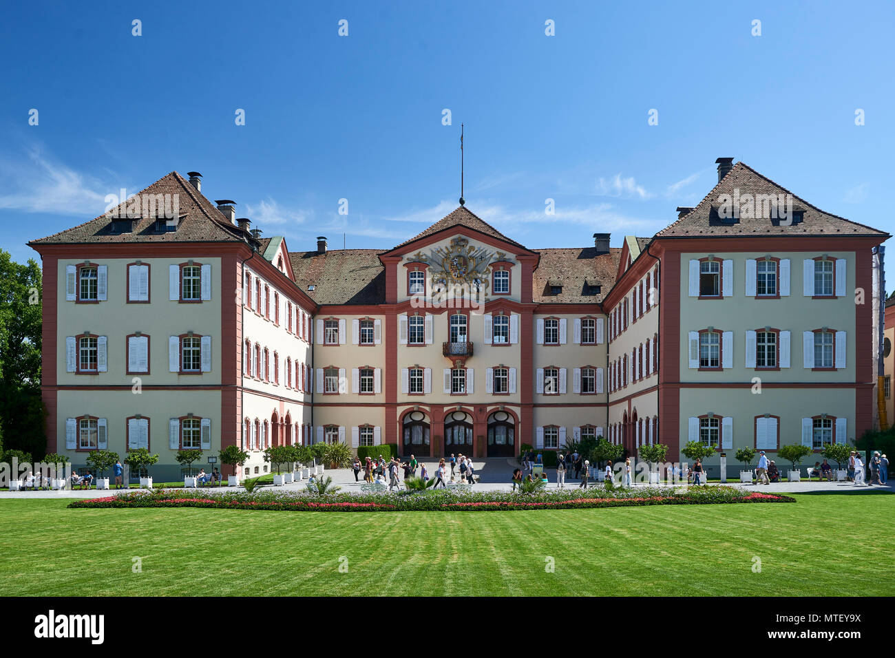 Schloss Mainau, auf der Insel Mainau, Konstanz; Blick zum Haupteingang und Hof von gepflegten Rasen Stockfoto