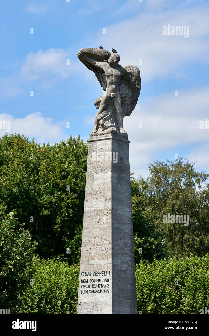 Statue zum Gedenken an Graf Ferdinand von Zeppelin in Konstanz auf dem Platz mit Blick auf den Bodensee Stockfoto