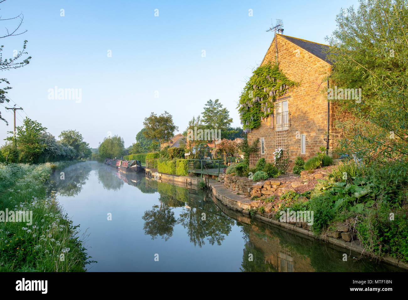 Canal Boote auf dem oxford Kanal an einem Frühlingsmorgen. Twyford Wharf, Kings Sutton, Oxfordshire / Northamptonshire Border, England Stockfoto