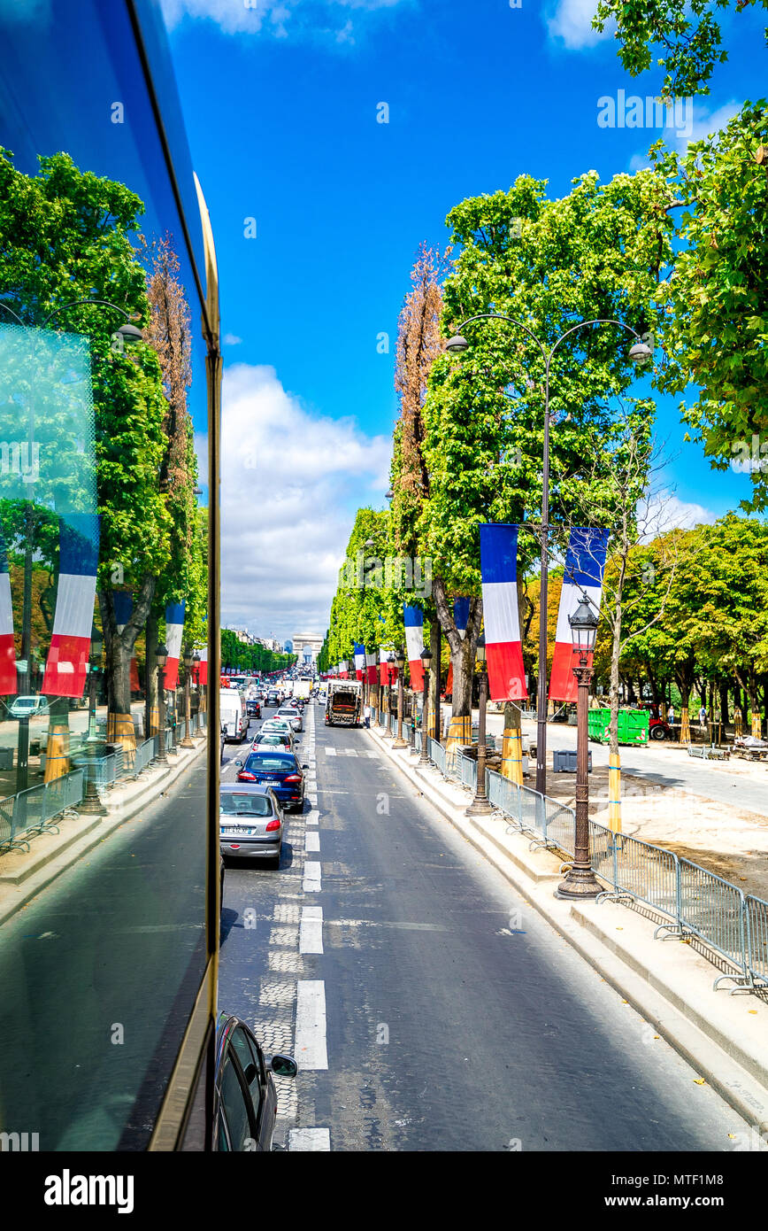Die ChampsElysees von einer Tour Bus Richtung Arc de Triomphe in Paris
