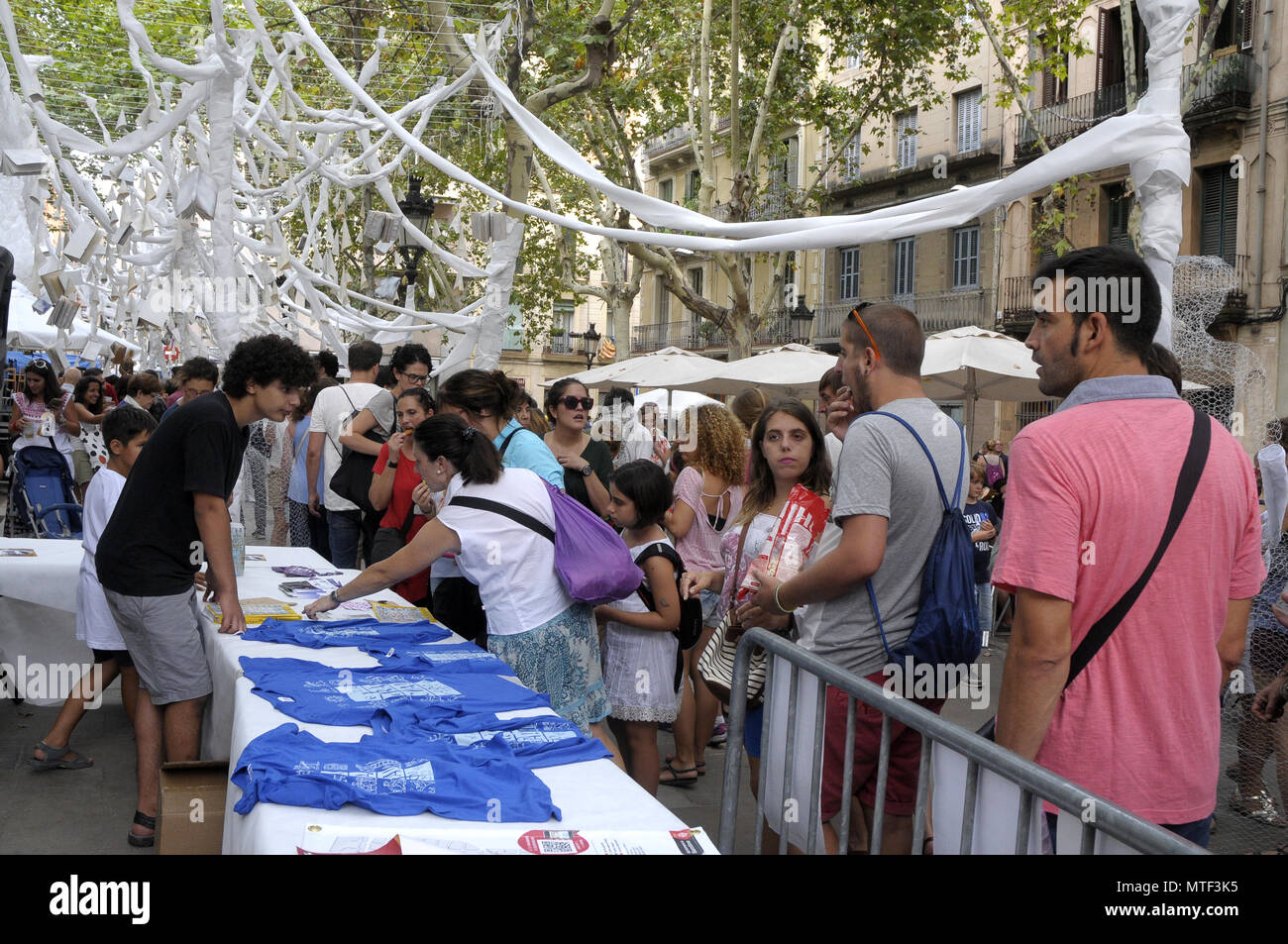 STRETS dekoriert im Stadtteil Gracia SOMMER FESTIVAL IN BARCELONA, die Leute, die die verschiedenen Straßen DEKORATIONEN RUND UM GRACIA FEST. Foto: Rosmi Stockfoto