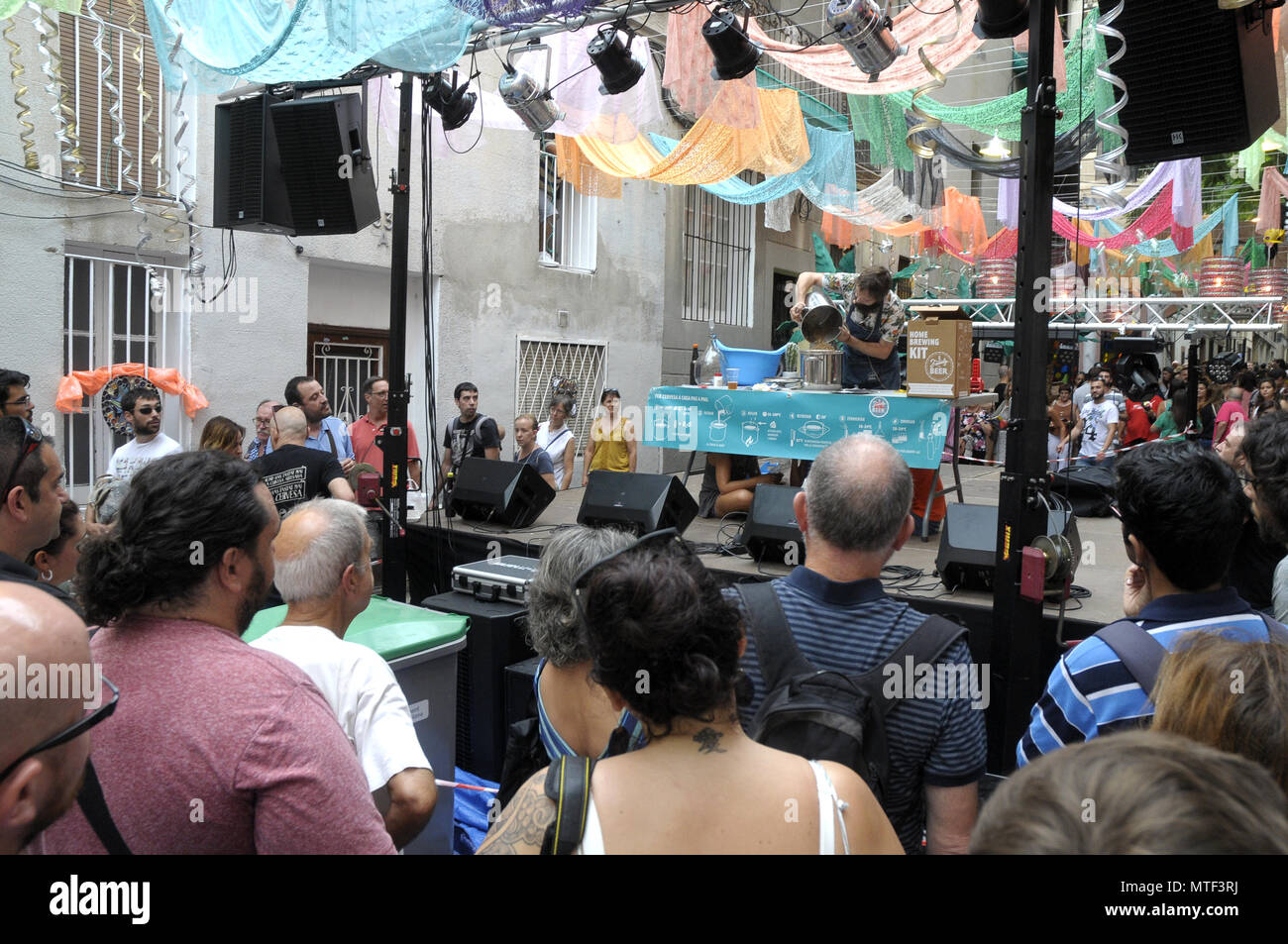 STRETS dekoriert im Stadtteil Gracia SOMMER FESTIVAL IN BARCELONA, die Leute, die die verschiedenen Straßen DEKORATIONEN RUND UM GRACIA FEST. Foto: Rosmi Stockfoto