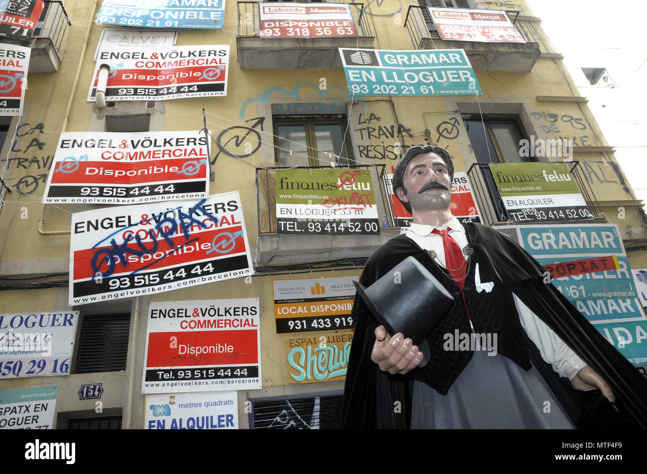 Riesen UND GROSSE KÖPFE AUF DIE geschmückte Straßen im Stadtteil Gracia SOMMER FESTIVAL IN BARCELONA, T. Foto: Rosmi Stockfoto