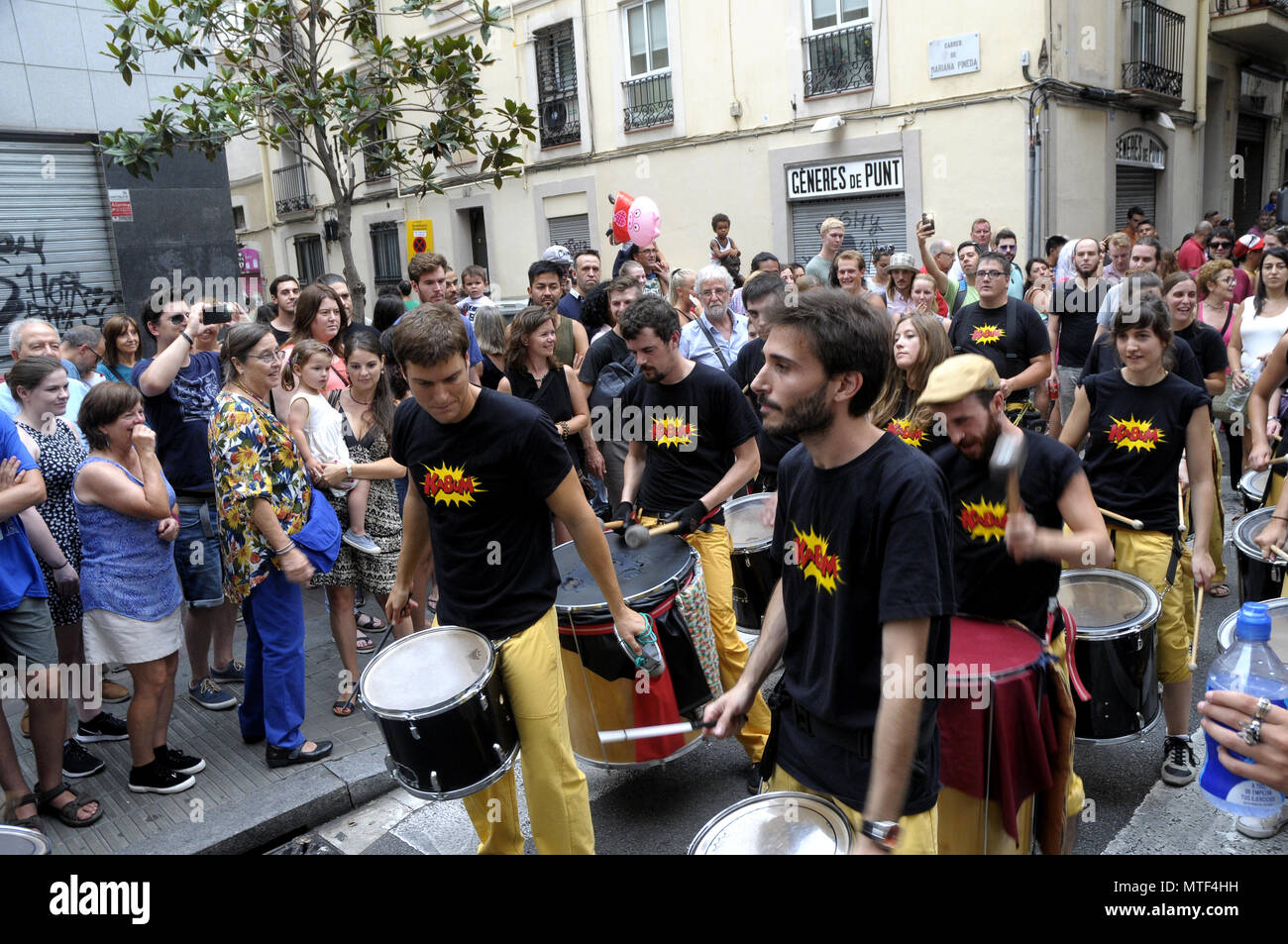 Band der Musiker und Trommler durch die Straßen der Stadtteil Gracia in Barcelona während der GRACIA SOMMERFEST Barcelona. Rosmi Duaso Stockfoto