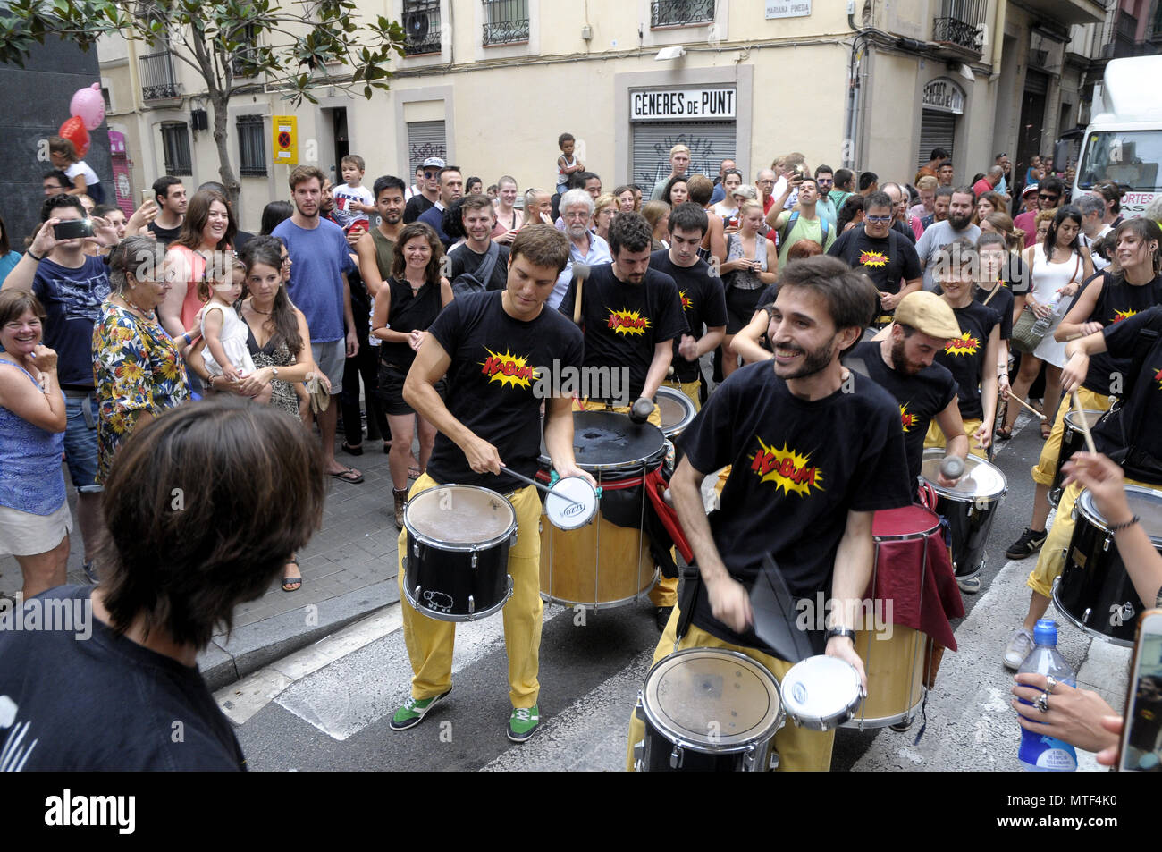 Band der Musiker und Trommler durch die Straßen der Stadtteil Gracia in Barcelona während der GRACIA SOMMERFEST Barcelona. Rosmi Duaso Stockfoto