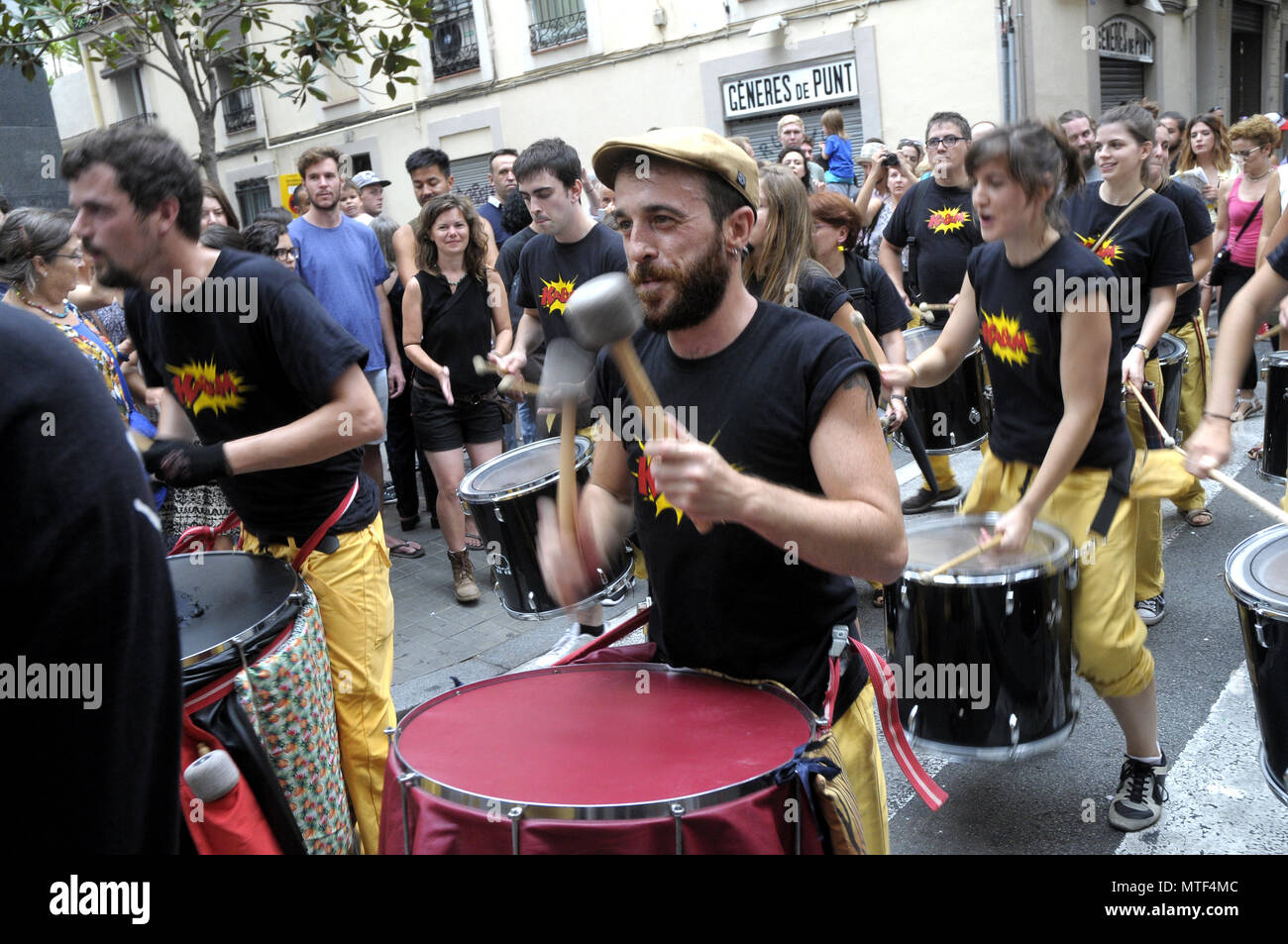 Band der Musiker und Trommler durch die Straßen der Stadtteil Gracia in Barcelona während der GRACIA SOMMERFEST Barcelona. Rosmi Duaso Stockfoto