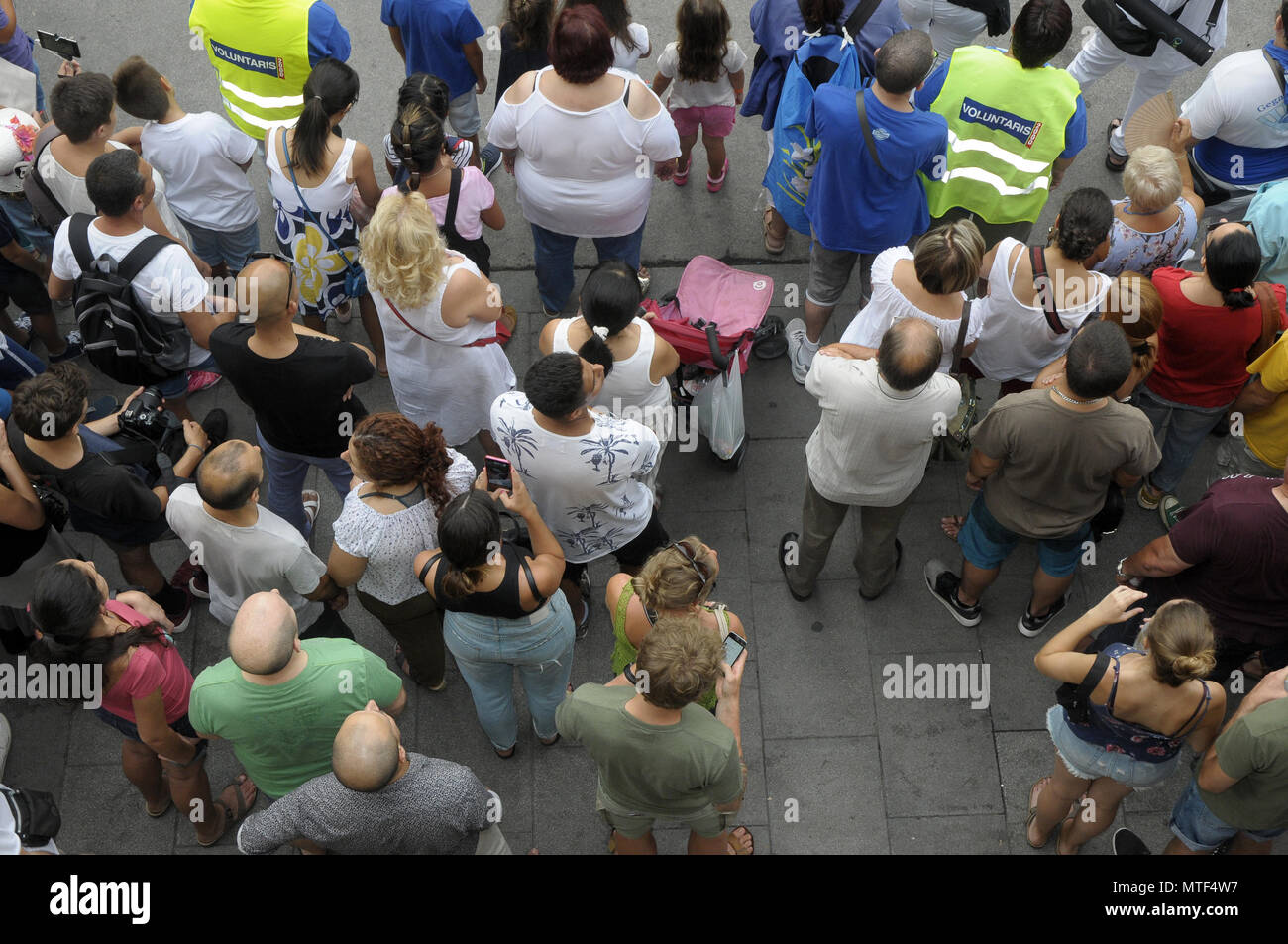 Kahl, Köpfe mit Haaren und ohne Haare. GRACIA SOMMER FESTIVAL IN BARCELONA, Menschen Köpfe. FEST. Foto: Rosmi Stockfoto