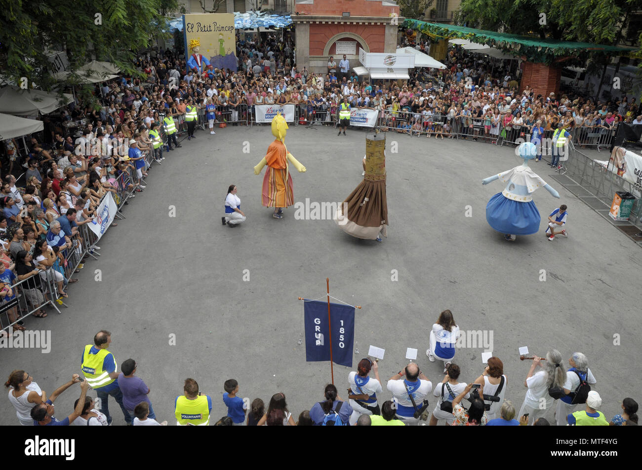 Riesen und große Köpfe tanzen WÄHREND GRACIA SUMMER FESTIVAL IN BARCELONA, UHR PLAZA. Foto: Rosmi Stockfoto