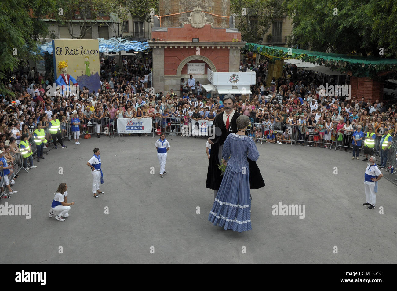 Traditionelle RIESEN TANZ WÄHREND GRACIA SOMMER FESTIVAL IN BARCELONA, die Leute, die die verschiedenen Straßen Barcelonas. Foto: Rosmi Stockfoto