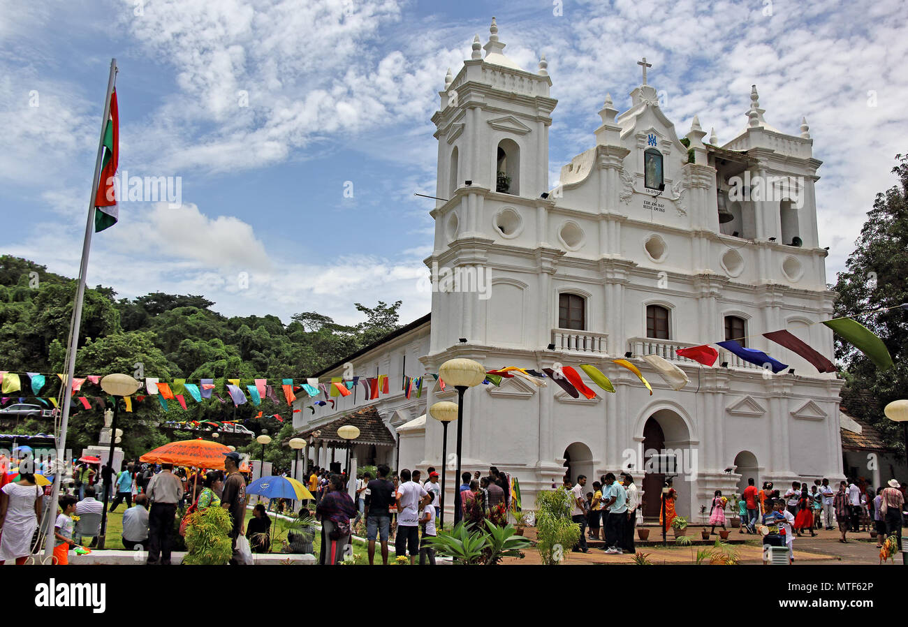 Einheimische und Touristen feiern jährliche Patolienchem fest, Kultur, Handwerk von Goa an Unserer Lieben Frau von Beistand Kirche in Socorro. Stockfoto