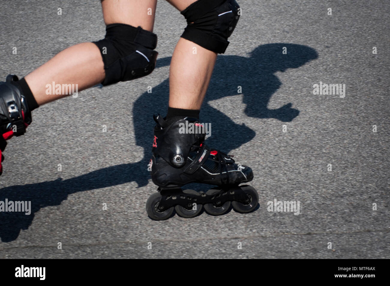 Yong Mann, Roller Skate Stockfoto