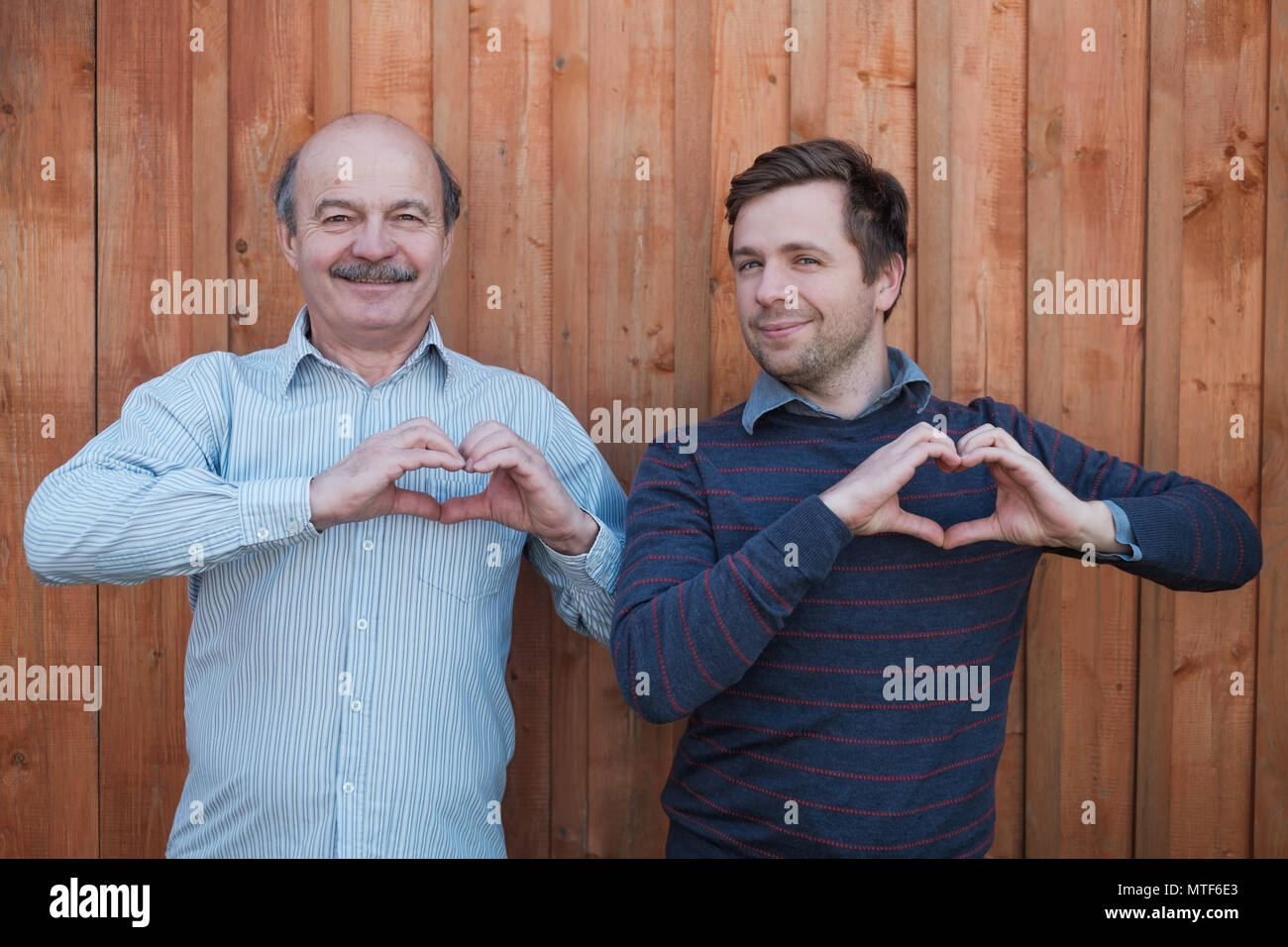 Zwei caucaisan Männer eine Hand Herz Rahmen. Stockfoto