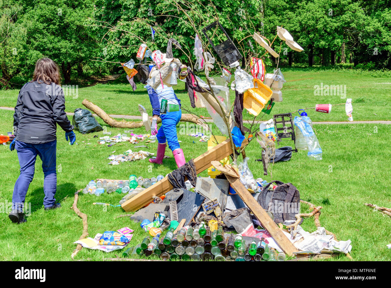Gruppe von Frauen Anzeige der Müll entsorgt, die Sie in einem kleinen offenen Bereich, in etwas mehr als einer Stunde erhoben. Tunbridge Wells GROSSBRITANNIEN Stockfoto
