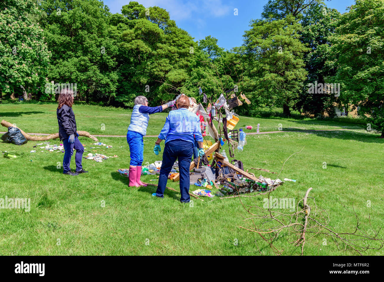 Gruppe von Frauen Anzeige der Müll entsorgt, die Sie in einem kleinen offenen Bereich, in etwas mehr als einer Stunde erhoben. Tunbridge Wells GROSSBRITANNIEN Stockfoto