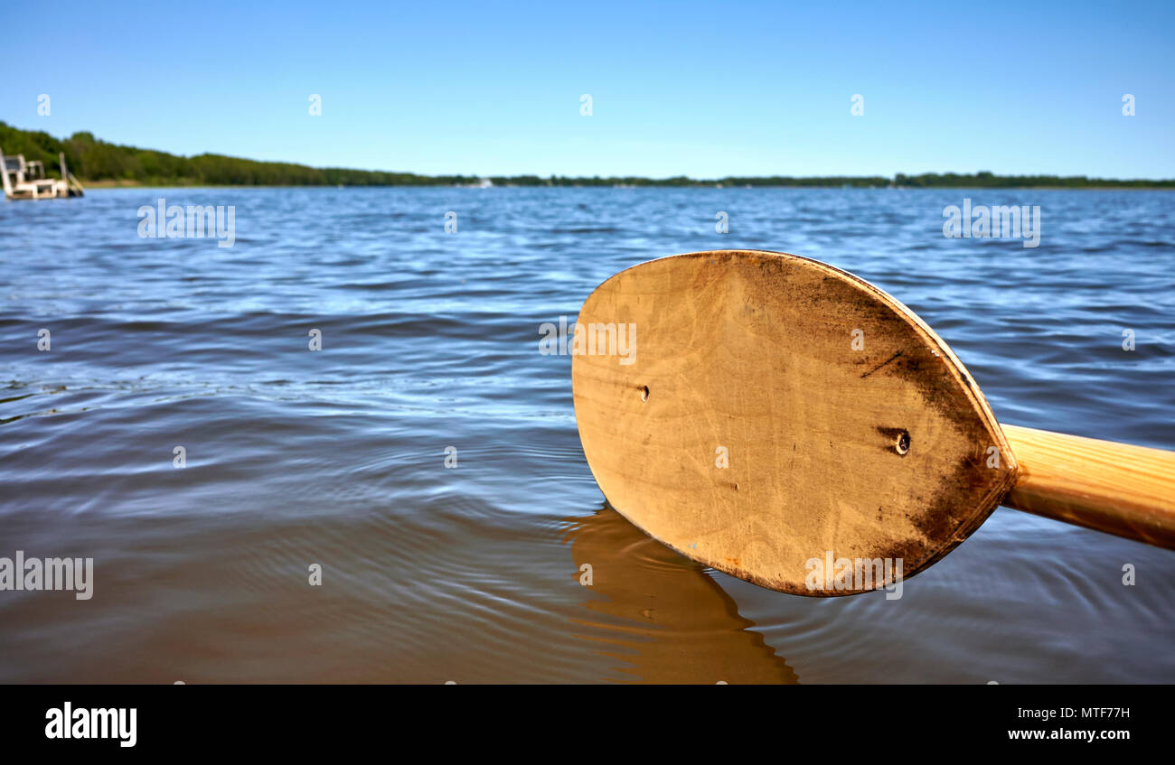 Paddel aus Holz über dem Wasser, selektiven Fokus. Stockfoto